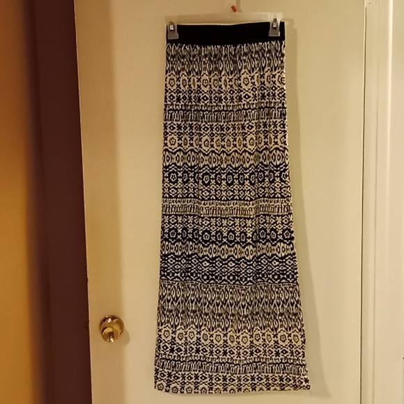 Miroa Dresses & Skirts - Long Slim Skirt. P/S. Black And White.